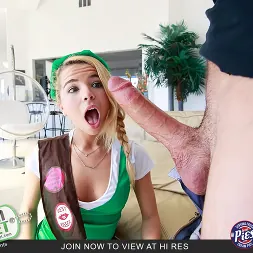Alina West en 'Team Skeet' Creampie sorpresa de Girl Scout (Miniatura 3)