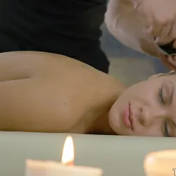 Ariana in Shiatsu Happens (Photo 10) Ariana in 'Team Skeet' Shiatsu Happens (Thumbnail 10)