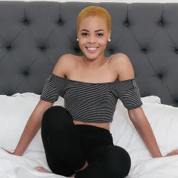 Arie Faye en Una pequeña adolescente de piel oscura es follada por un adolescente negro (foto 12) Arie Faye en 'Team Skeet' Una pequeña adolescente de piel oscura es follada por un adolescente negro (Miniatura 12)