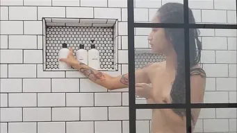 Avery Black en 'Nasty In The Shower'