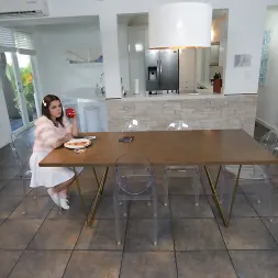 Ella Cruz en 'Team Skeet'  La pequeña princesa sexual se desnuda (Miniatura 108)