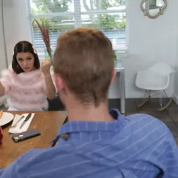 Ella Cruz en 'Team Skeet'  La pequeña princesa sexual se desnuda (Miniatura 144)