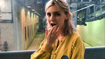 Eva Elfie en 'Gondola Lift'