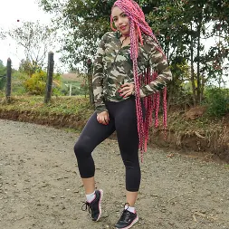Evolet en 'Team Skeet' Latina de pelo rosa follando (Miniatura 1)