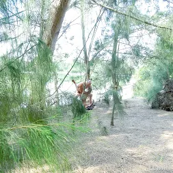 Hazel Grace en 'Team Skeet' Cogiendo a una chica guapa en el bosque (Miniatura 59)
