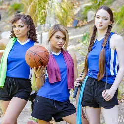 Hazel Moore en 'Team Skeet' Tres pequeñas zorras montan su polla para estar en el equipo (Miniatura 1)