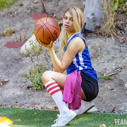 Hazel Moore en 'Team Skeet' Tres pequeñas zorras montan su polla para estar en el equipo (Miniatura 36)