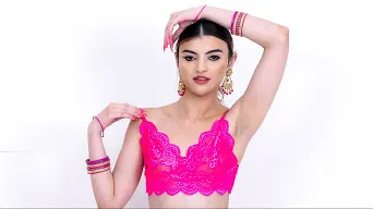 Julia James en 'Meet the Sari-Sisters: Indian Twins Share Their First Cock'