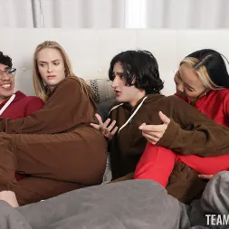 Kay Lovely en 'Team Skeet' Las chicas más calientes del invierno (Miniatura 32)