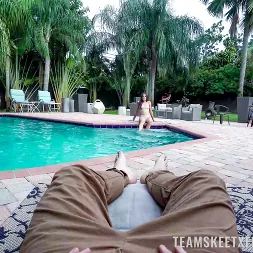 Kylie Rocket en 'Team Skeet' Ocupado junto a la piscina (Miniatura 1)
