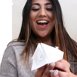 Lexi Bandera en 'Team Skeet' Diversión con la adivina (Miniatura 35)