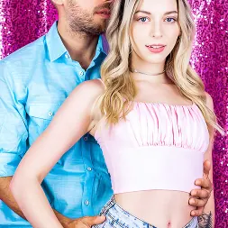 Lily Larimar en 'Team Skeet' Te mereces un capricho más joven (Miniatura 63)