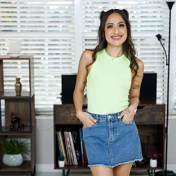 Lola Aiko en 'Team Skeet' “¡No me despidan!” Atrapan a una niñera virgen con las manos en la masa (Miniatura 1)