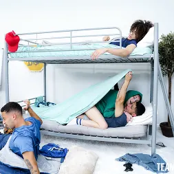 Lucy Foxx en 'Team Skeet' ¡Una marimacho me chupó la polla junto a nuestro equipo! (Miniatura 110)