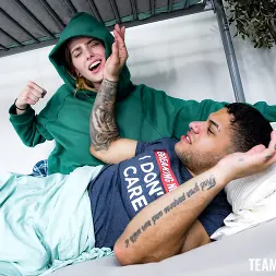 Lucy Foxx en 'Team Skeet' ¡Una marimacho me chupó la polla junto a nuestro equipo! (Miniatura 90)