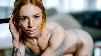 Madi Collins en 'Come Play With Us'