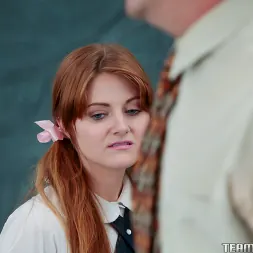 Miley Cole en 'Team Skeet' Estudiante furtiva se pone sexy (Miniatura 1)