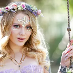 Paris White en 'Team Skeet' Arrebato de ciruela azucarada (Miniatura 7)