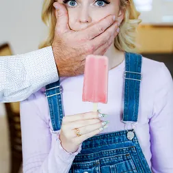 Phoebe Blue en 'Team Skeet' De pie en la posición 69 con mi compañero de juegos más pequeño (Miniatura 36)
