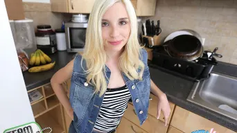 Piper Perri en 'Teeny Weenie Blonde Meets Huge Cock'