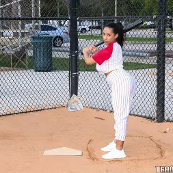 Priya Price en Chica de béisbol tetona (foto 1) Priya Price en 'Team Skeet' Chica de béisbol tetona (Miniatura 1)