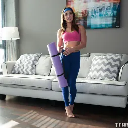 Sara Luvv en 'Team Skeet' El yoga puede esperar (Miniatura 8)