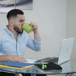 XxLayna Marie en 'Team Skeet' Dormir en el trabajo (Miniatura 27)
